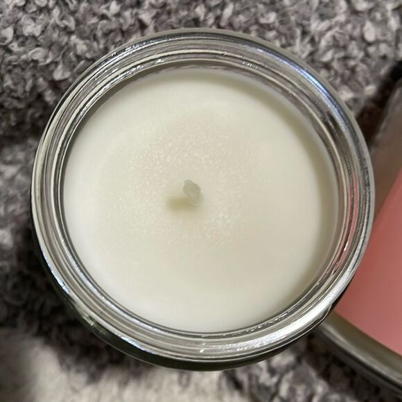 NWT- White Barn. Two “Smells Like Sunshine” 7oz Candles - Picture 4 of 4